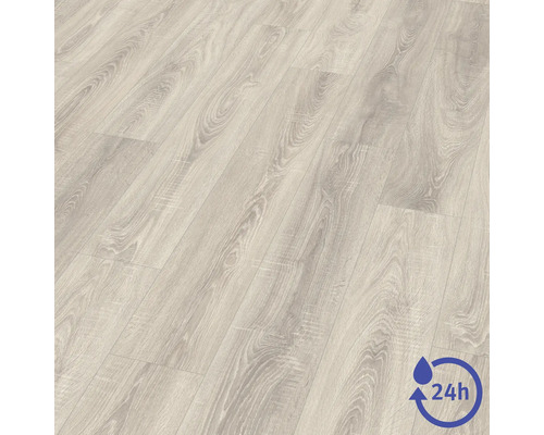 Laminátová podlaha s dekorom dreva a dvadsaťštyrihodinovou odolnosťou voči vode.