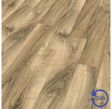 Laminátová podlaha so vzhľadom duba s prirodzenou textúrou dreva a symbolom pre 24-hodinovú odolnosť voči vode.