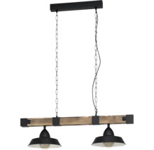 Závesné svietidlo s dvomi žiarovkami v industriálnom štýle s dreveným trámom a čiernymi kovovými tienidlami na reťaziach.