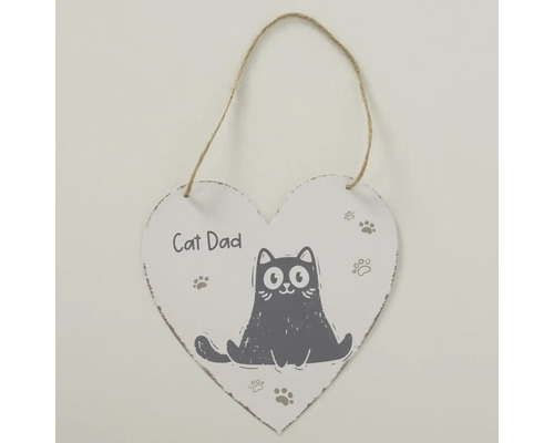 Biela drevená tabuľka v tvare srdca s jutovým špagátom, ilustrácia mačky a labiek, text Cat Dad.