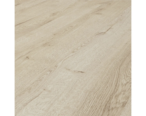 Laminátová podlaha so vzhľadom svetlého duba so štruktúrovanou kresbou dreva a viditeľnými uzlami.