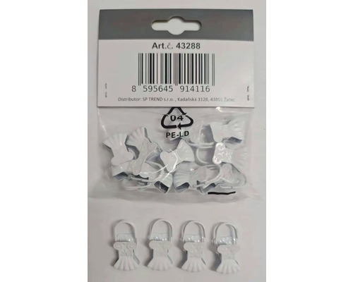 Biele kovové štipce na záclony s krúžkami, čiastočne v balení.