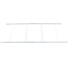 Biely kovový rám s vertikálnymi vzperami, stabilný profil pre okná alebo dvere.