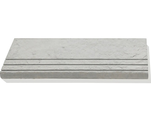 Sivá schodisková platňa z kameňa s tromi protišmykovými drážkami a štruktúrovaným povrchom.