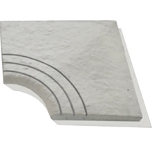 Štvorcová betónová platňa s oblúkovým výrezom v rohu a tromi dekoratívnymi sústrednými drážkami.