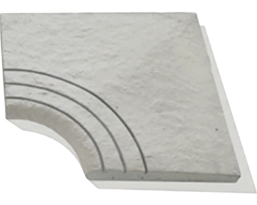 Štvorcová betónová platňa s oblúkovým výrezom v rohu a tromi dekoratívnymi sústrednými drážkami.