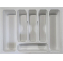 Biely príborník z plastu so šiestimi priehradkami do zásuvky.