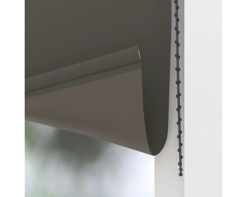 Detailný pohľad na antracitovú roletu s čiernou guľôčkovou retiazkou na montáž na okno.
