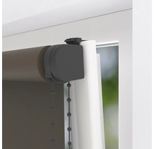 Tmavohnedá roleta bez vŕtania s upínacím systémom na biely okenný rám.