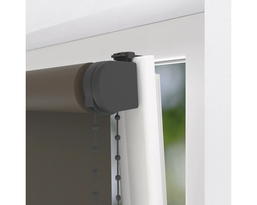 Tmavohnedá roleta bez vŕtania s upínacím systémom na biely okenný rám.