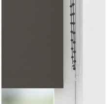 Tmavosivá roleta s retiazkovým ovládaním a bezpečnostnou poistkou na okennom ráme.