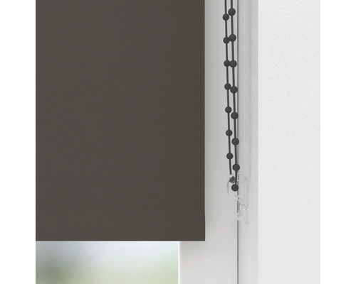 Tmavosivá roleta s retiazkovým ovládaním a bezpečnostnou poistkou na okennom ráme.