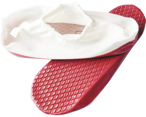 Návleky na obuv z bieleho textilu s gumičkou a červenou štruktúrovanou protišmykovou podrážkou.