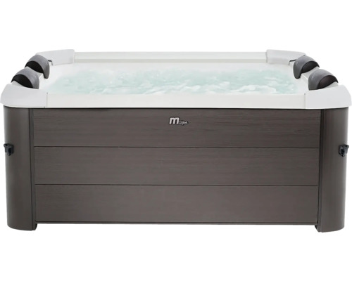 Vírivka MSpa s obložením v tmavom dekore dreva, bielou vnútornou škrupinou, štyrmi čiernymi opierkami hlavy a bublajúcou vodou.