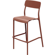 Barová stolička s operadlom a opierkou na nohy z kovu v terakotovej farbe.