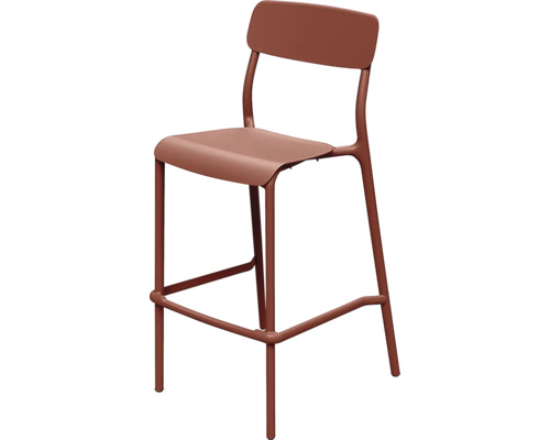 Barová stolička s operadlom a opierkou na nohy z kovu v terakotovej farbe.
