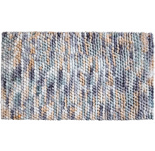 Viacfarebný slučkový koberec s textúrovaným nopkovým povrchom.