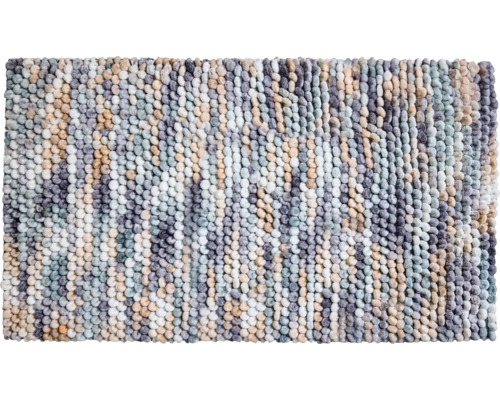 Viacfarebný slučkový koberec s textúrovaným nopkovým povrchom.