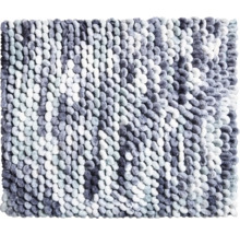 Kúpeľňová predložka s nopkovou štruktúrou v rôznych odtieňoch sivej a bielej.