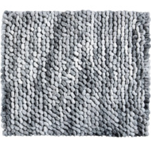 Detailný záber na štruktúrovanú kúpeľňovú predložku s mäkkým povrchom pripomínajúcim kamienky.