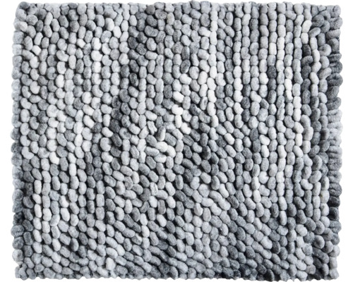 Detailný záber na štruktúrovanú kúpeľňovú predložku s mäkkým povrchom pripomínajúcim kamienky.