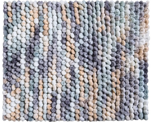 Viacfarebná kúpeľňová predložka s hrubou slučkovou štruktúrou z hrubých okrúhlych textilných vlákien.