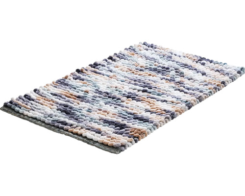 Obdĺžniková kúpeľňová predložka s viacfarebným pruhovaným vzorom a štruktúrovaným nopkovým povrchom.