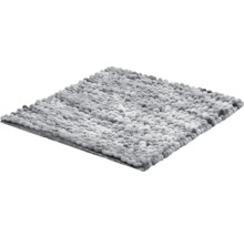 Sivá kúpeľňová predložka s mäkkou okruhliakovou štruktúrou.