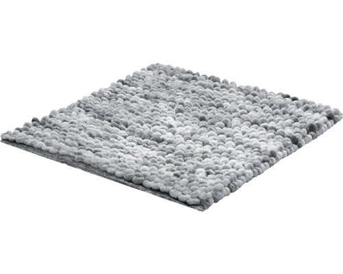 Sivá kúpeľňová predložka s mäkkou okruhliakovou štruktúrou.