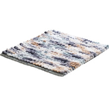 Kúpeľňová predložka s nopkovou štruktúrou a pruhovaným vzorom.