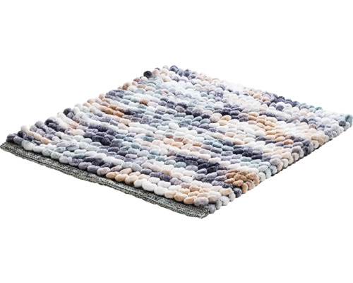 Kúpeľňová predložka s nopkovou štruktúrou a pruhovaným vzorom.