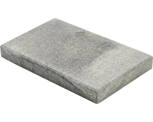 Obdĺžniková sivá terasová platňa z betónu so štruktúrovaným povrchom.