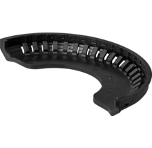 Čierny, zahnutý plastový náhradný diel s lamelovou štruktúrou pre záhradné náradie alebo stroje.