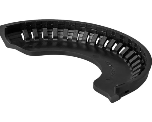 Čierny, zahnutý plastový náhradný diel s lamelovou štruktúrou pre záhradné náradie alebo stroje.