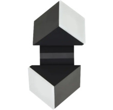 Moderné nástenné svietidlo s geometrickým dizajnom kocky, čierna a biela farba, svetlo smerujúce hore a dole.