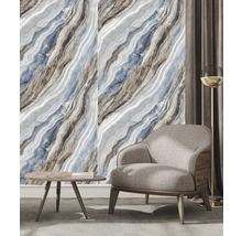 Tapeta s mramorovým vzorom v modernej obývacej izbe s kreslom, okrúhlym dreveným odkladacím stolíkom a stojacou lampou.