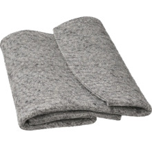 Zložená sivá maliarska zakrývacia plsť z textilných vlákien na ochranu povrchov pri maľovaní.