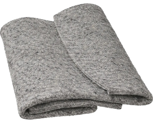 Zložená sivá maliarska zakrývacia plsť z textilných vlákien na ochranu povrchov pri maľovaní.