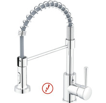 Kuchynská batéria v chróme s flexibilným výtokom, špirálovou pružinou a vyťahovacou sprchou na riad, vhodná pre nízky tlak.