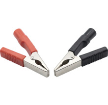 Krokosvorky v červenej a čiernej farbe z kovu s izolovanými rukoväťami pre elektrické spoje.