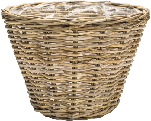 Okrúhly hnedý prútený kôš na rastliny s vnútornou plastovou fóliou.