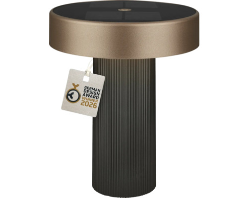 Moderná solárna stolná lampa s rebrovaným podstavcom, plochým okrúhlym tienidlom, integrovaným solárnym panelom a German Design Award Winner 2026.