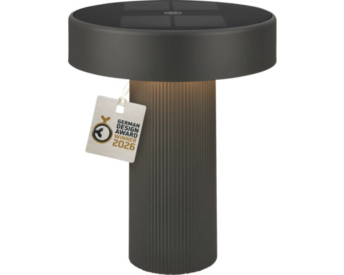 Moderná solárna stolná lampa v antracitovej farbe s drážkovaným podstavcom a ocenením German Design Award Winner 2026.