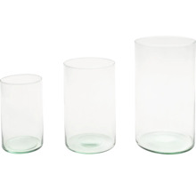 Tri valcové vázy z číreho skla v rôznych veľkostiach.