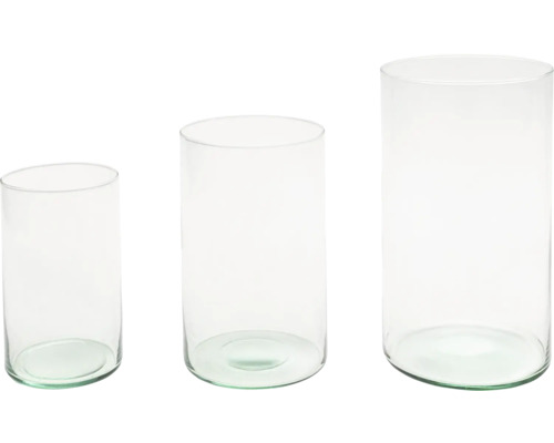 Tri valcové vázy z číreho skla v rôznych veľkostiach.