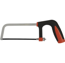 Pílka na kov s ergonomickou rukoväťou a upnutým pílovým listom pre presné rezy.