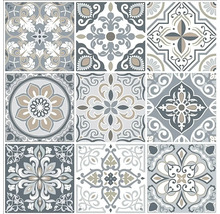 Deväť štvorcových dlaždíc s rôznymi vintage ornamentálnymi vzormi v mriežke tri krát tri.