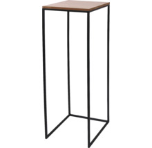 Moderný stojan na kvety s čiernym kovovým rámom a drevenou doskou.