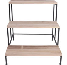 Trojstupňový drevený regál s čiernym kovovým rámom.