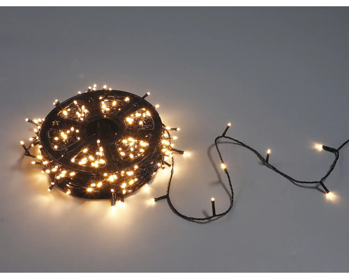 LED svetelná reťaz na čiernej plastovej cievke s teplými bielymi svetlami pre vianočnú dekoráciu.